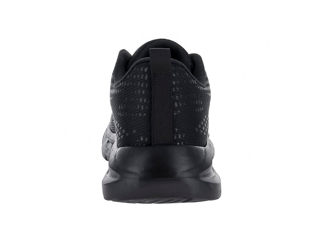 Tenis deportivos de color negro con malla transpirable y suela gruesa.