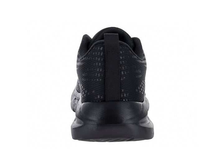 Tenis deportivos de color negro con malla transpirable y suela gruesa.