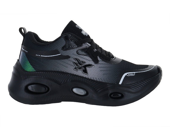 Tenis deportivos infantiles de color negro con detalles en verde y blanco y suela gruesa.