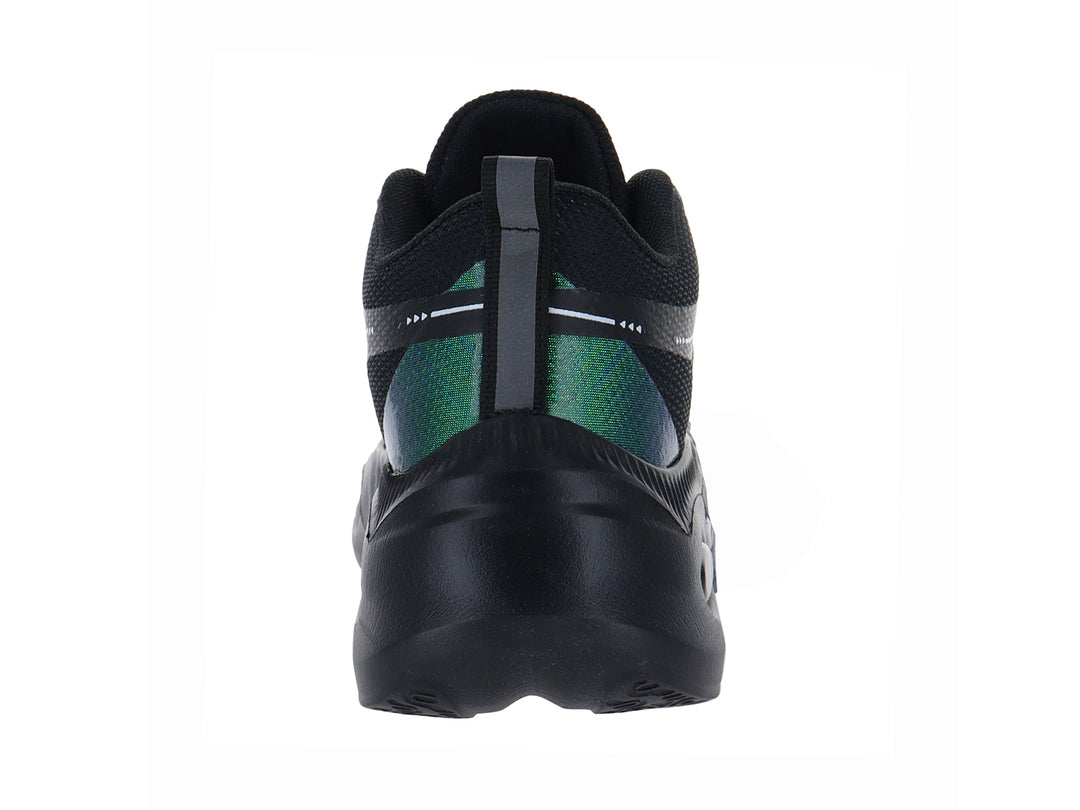 Tenis deportivos infantiles de color negro con detalles en verde y blanco y suela gruesa.