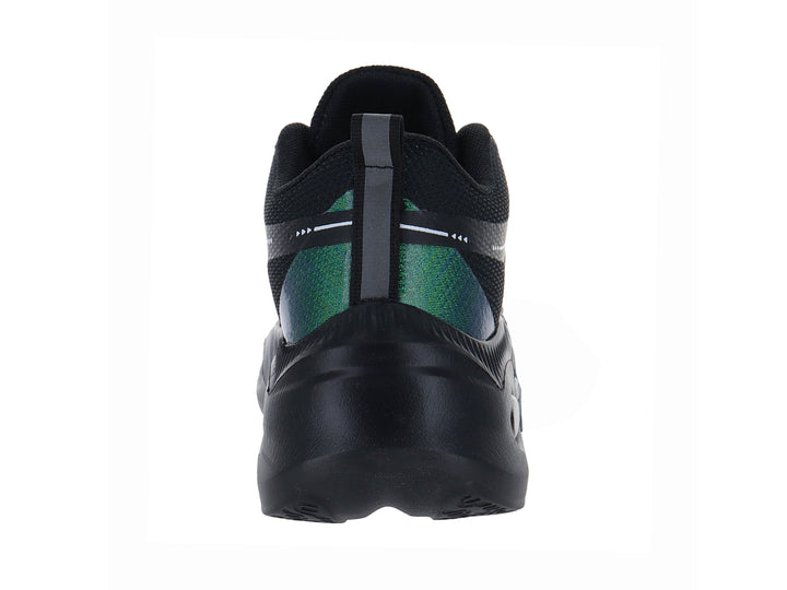 Tenis deportivos infantiles de color negro con detalles en verde y blanco y suela gruesa.