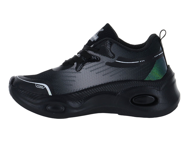 Tenis deportivos infantiles de color negro con detalles en verde y blanco y suela gruesa.