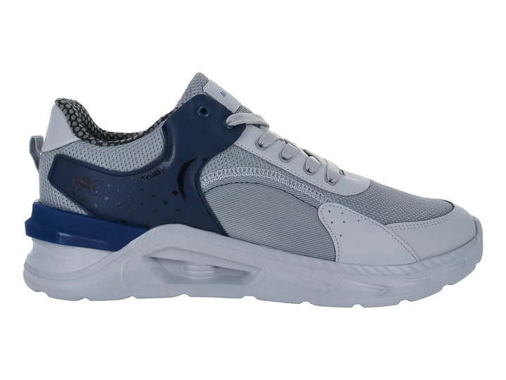 Tenis de baloncesto marca Makena en colores gris y azul marino con suela blanca gruesa.