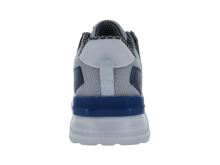 Tenis de baloncesto marca Makena en colores gris y azul marino con suela blanca gruesa.