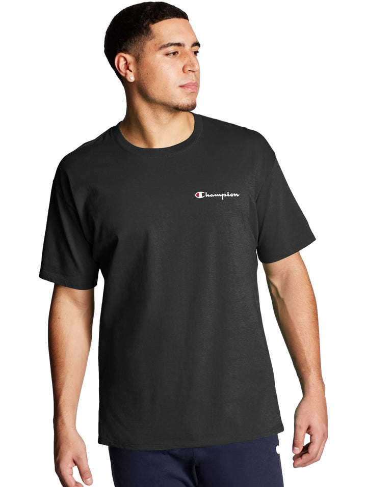 Hombre vistiendo una camiseta negra de manga corta marca Champion con logotipo blanco en el pecho.
