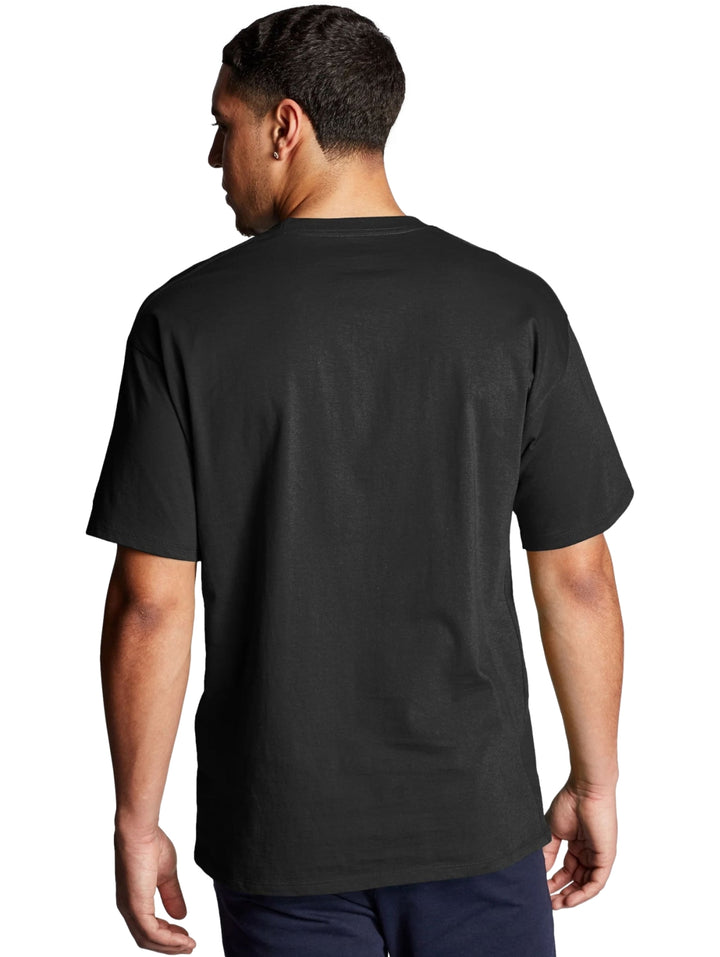 Hombre vistiendo una camiseta negra de manga corta marca Champion con logotipo blanco en el pecho.