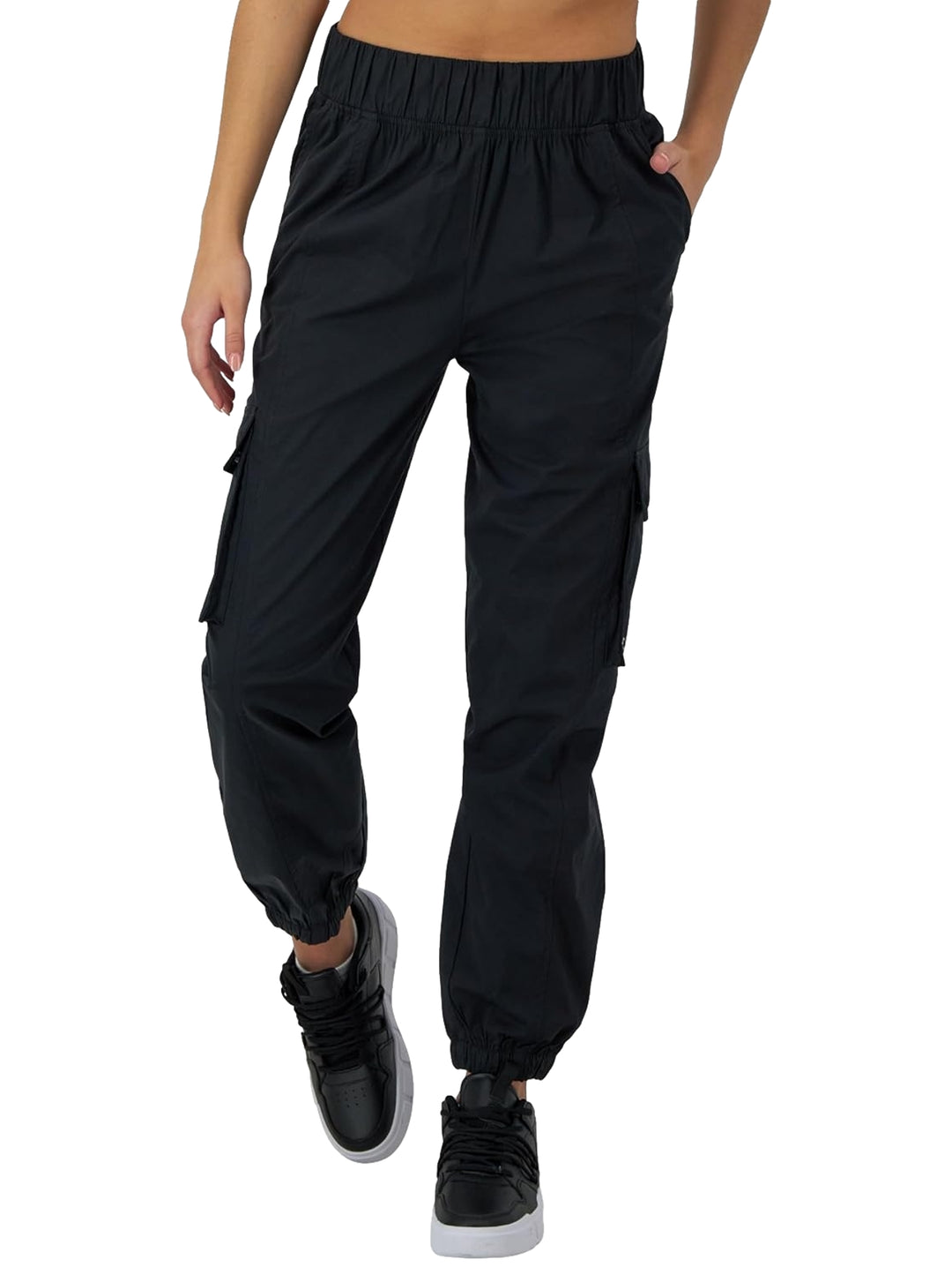 Pantalones deportivos cargo de color negro con cintura y tobillos elásticos.