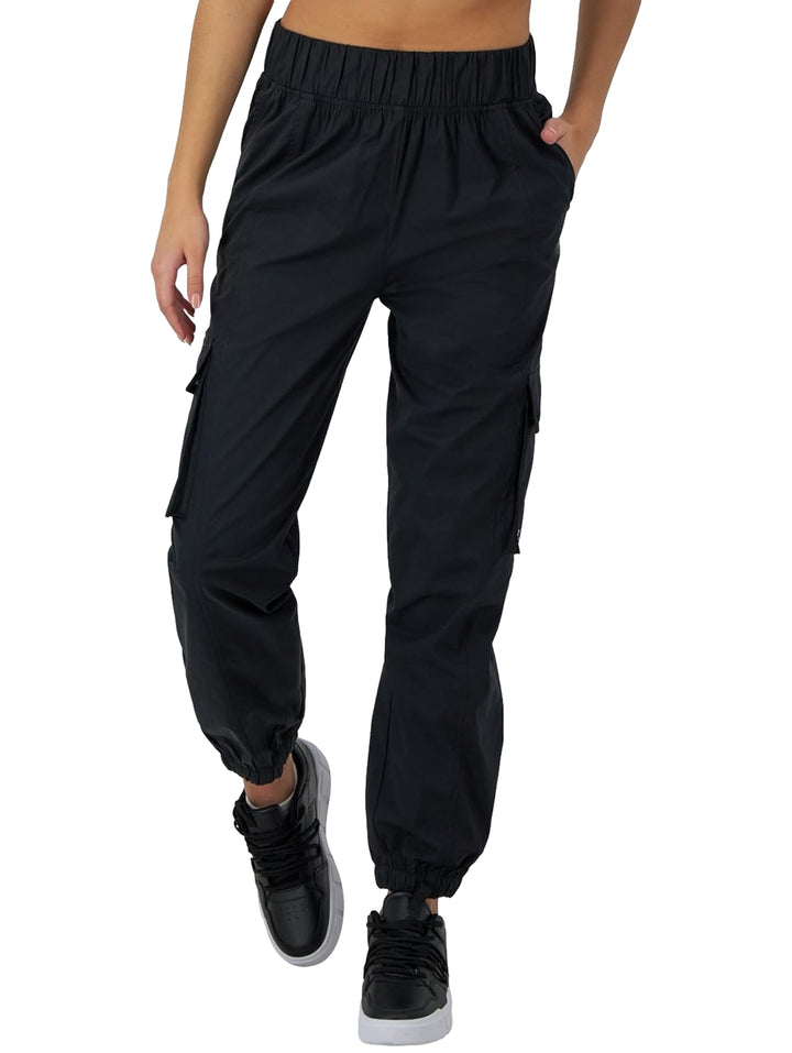 Pantalones deportivos cargo de color negro con cintura y tobillos elásticos.