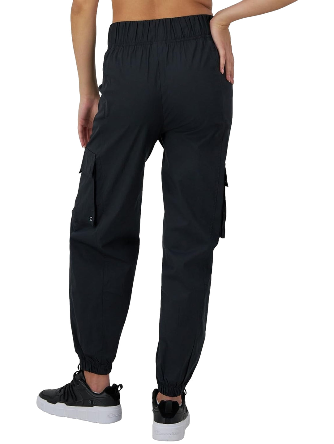 Pantalones deportivos cargo de color negro con cintura y tobillos elásticos.