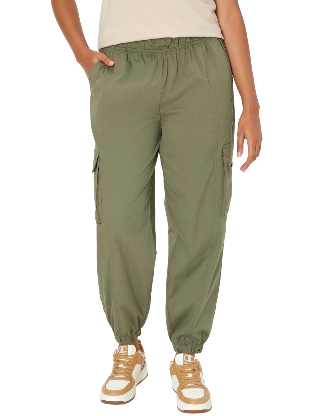 Pantalones cargo Champion en color verde oliva con cintura y tobillos elásticos.