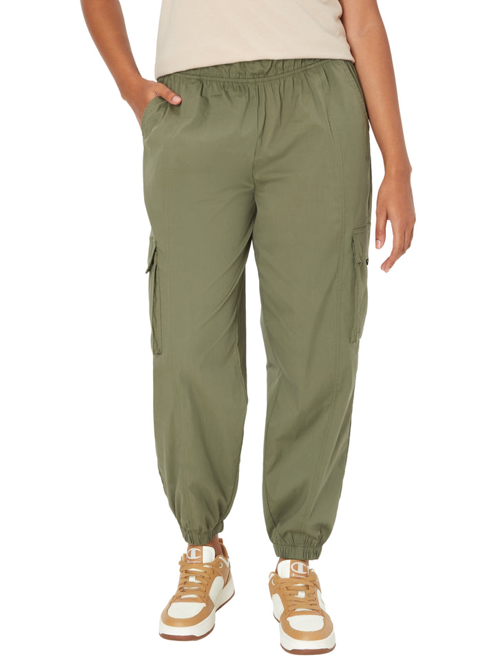 Pantalones cargo Champion en color verde oliva con cintura y tobillos elásticos.