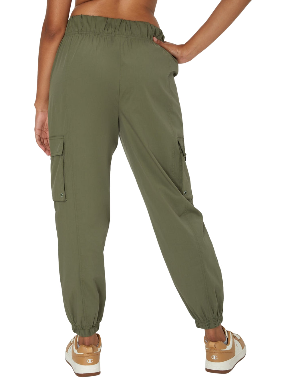 Pantalones cargo Champion en color verde oliva con cintura y tobillos elásticos.