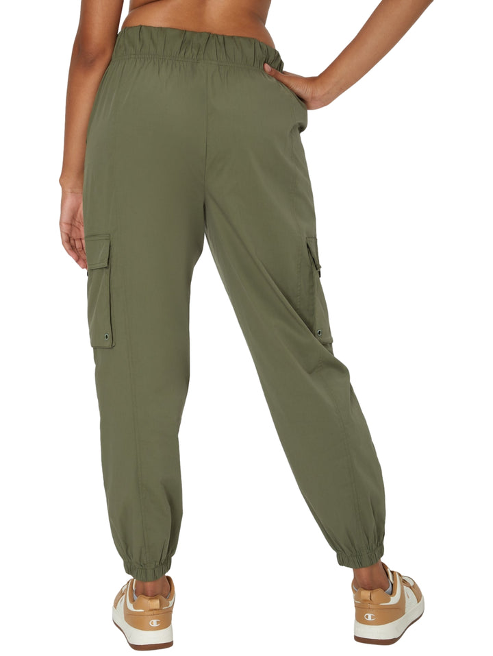 Pantalones cargo Champion en color verde oliva con cintura y tobillos elásticos.