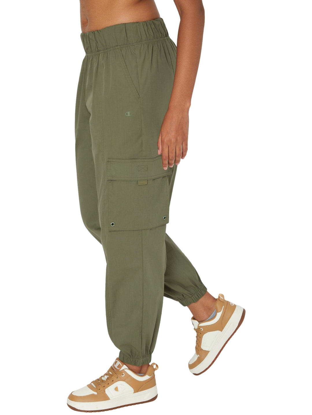 Pantalones cargo Champion en color verde oliva con cintura y tobillos elásticos.