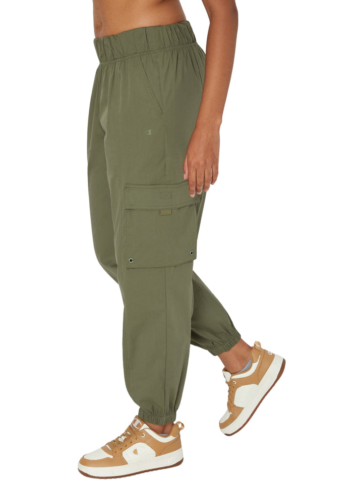Pantalones cargo Champion en color verde oliva con cintura y tobillos elásticos.