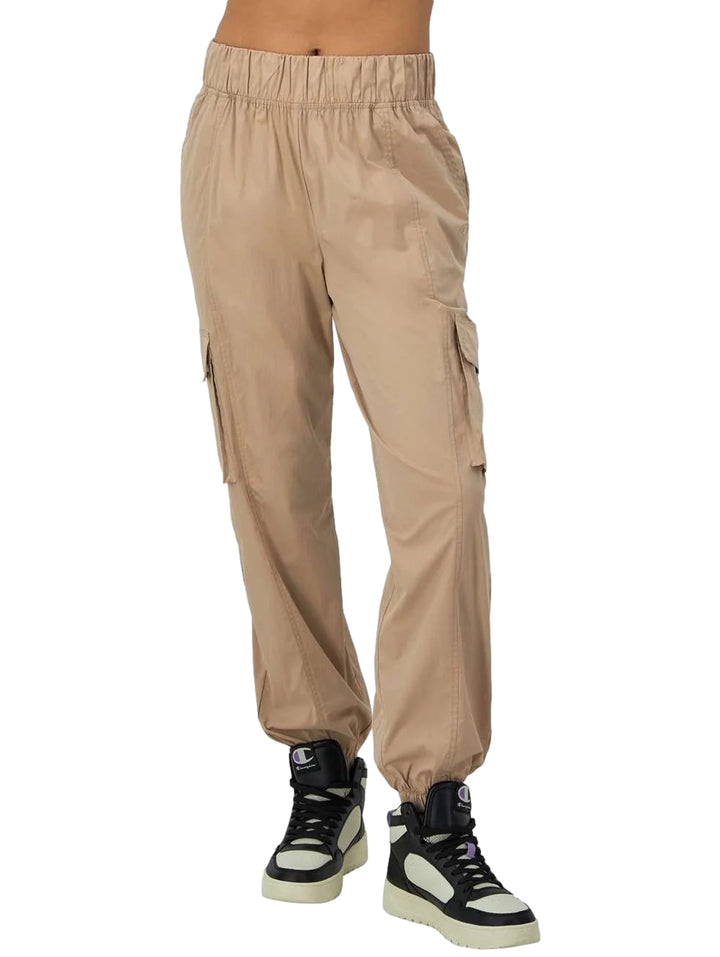 Pantalones cargo Champion color champagne frost con cintura elástica y bolsillos laterales.