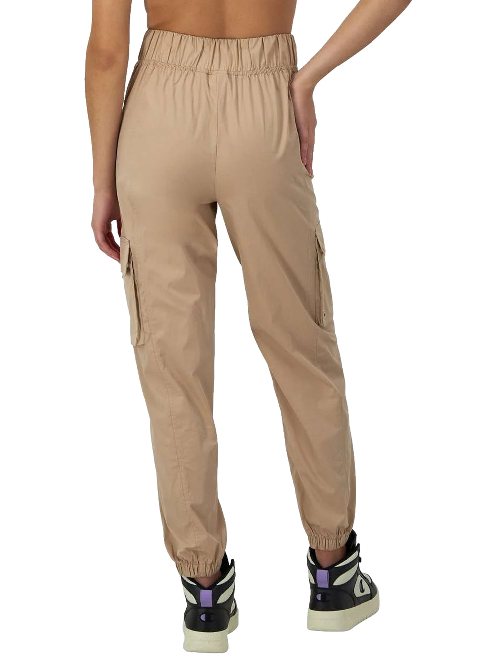 Pantalones cargo Champion color champagne frost con cintura elástica y bolsillos laterales.