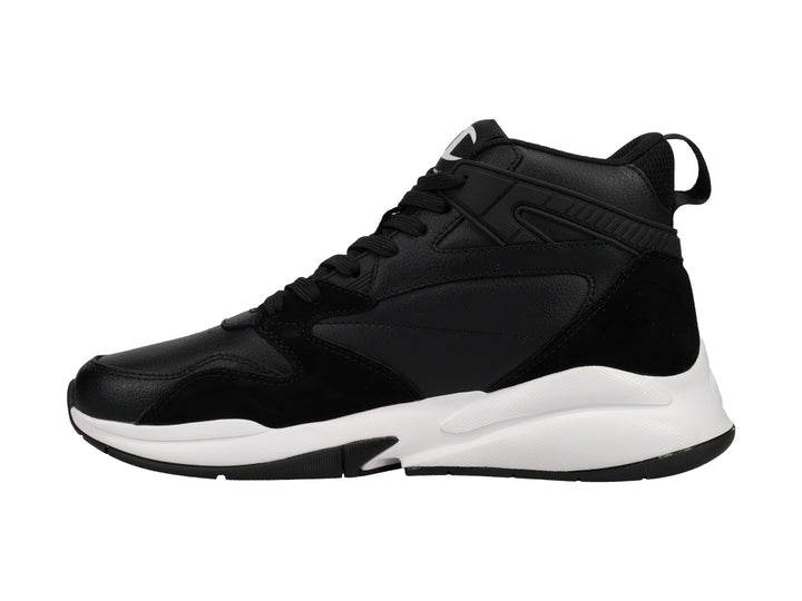 Tenis Champion de corte alto en color negro con suela blanca y logotipo lateral blanco.