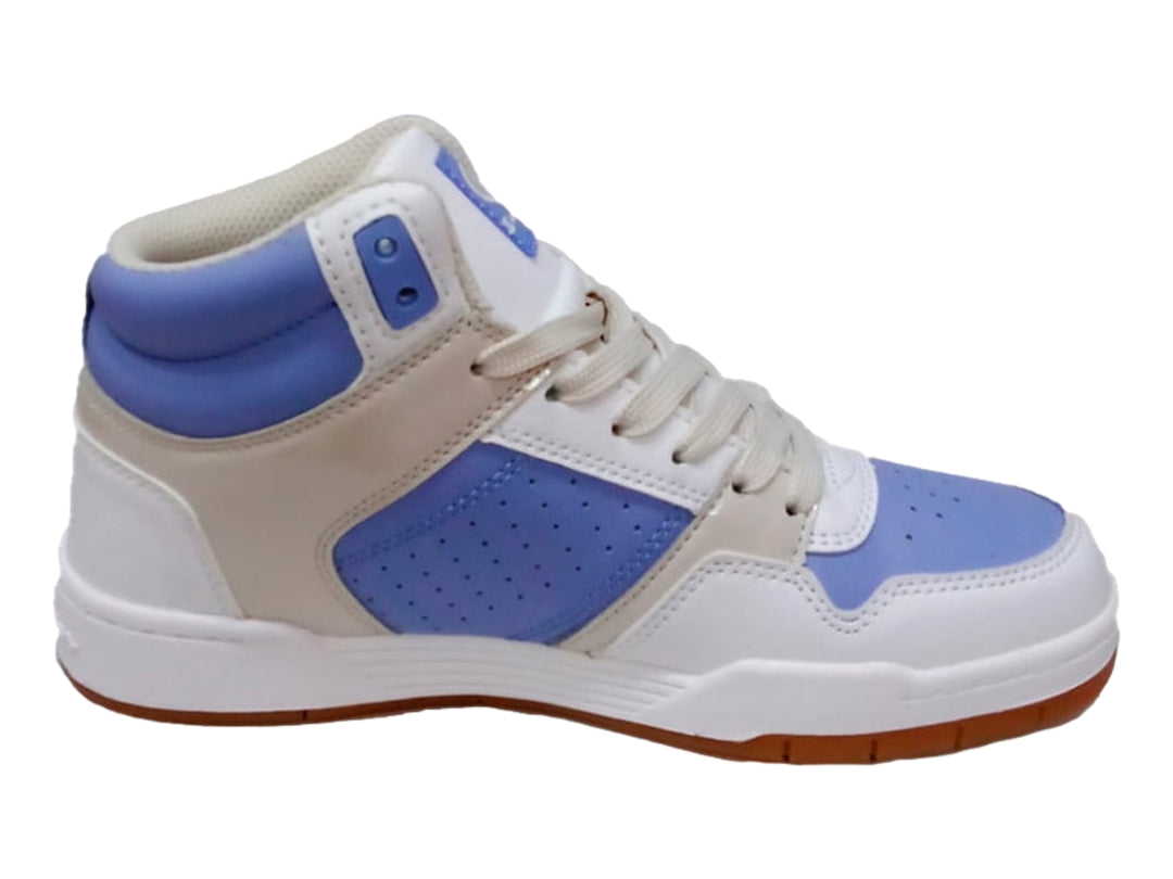 Tenis deportivos de corte alto en colores blanco, azul claro y beige con suela color goma.