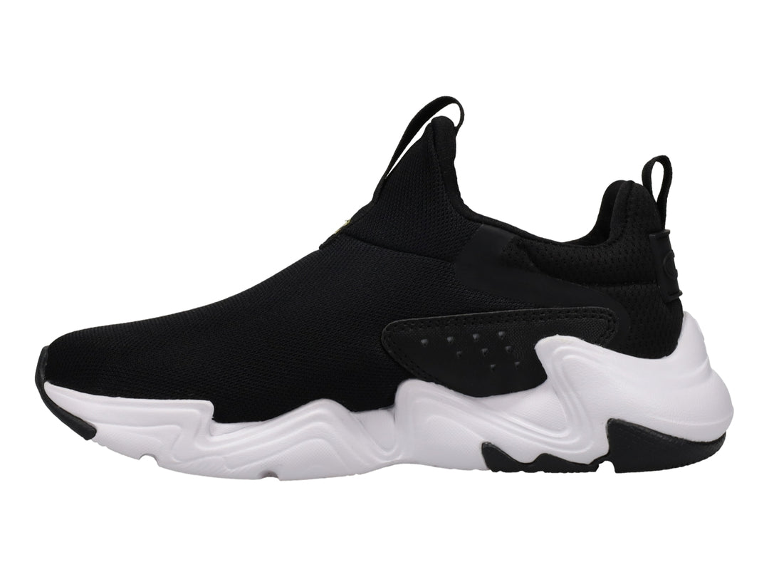 Tenis deportivos Champion color negro con suela blanca gruesa y logotipo dorado lateral.