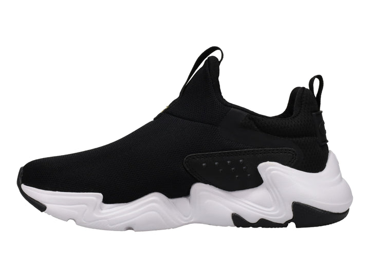 Tenis deportivos Champion color negro con suela blanca gruesa y logotipo dorado lateral.