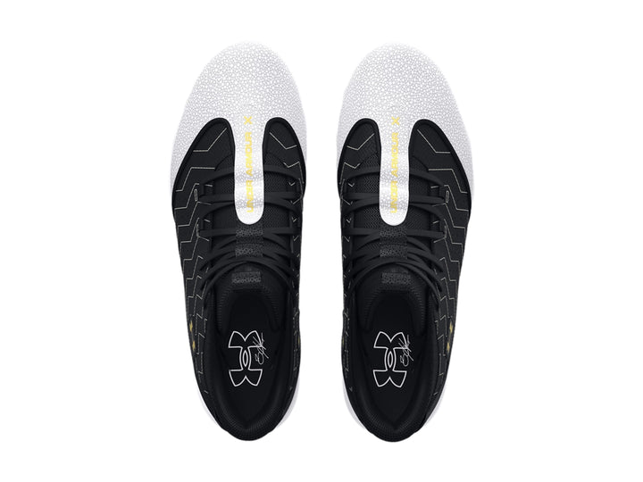 Zapato deportivo Under Armour Harper 9 en color negro y blanco con suela de tacos blanca.
