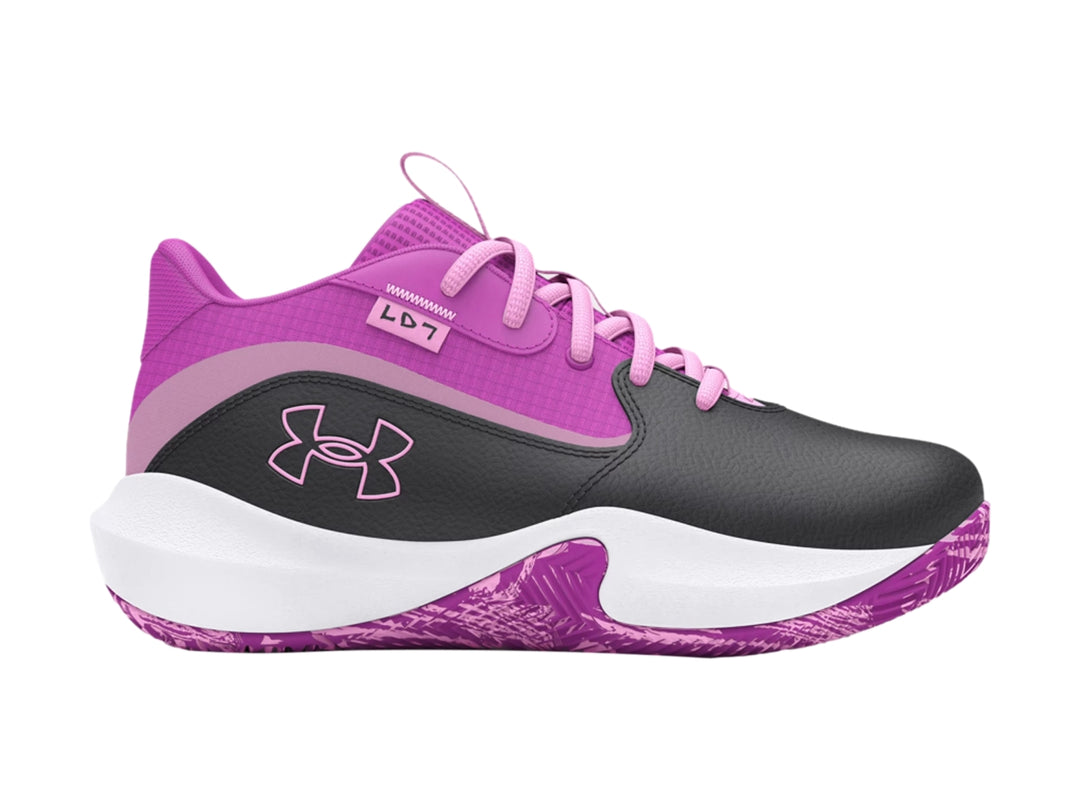 Tenis de baloncesto Under Armour en colores gris y morado con suela blanca y detalles en morado.