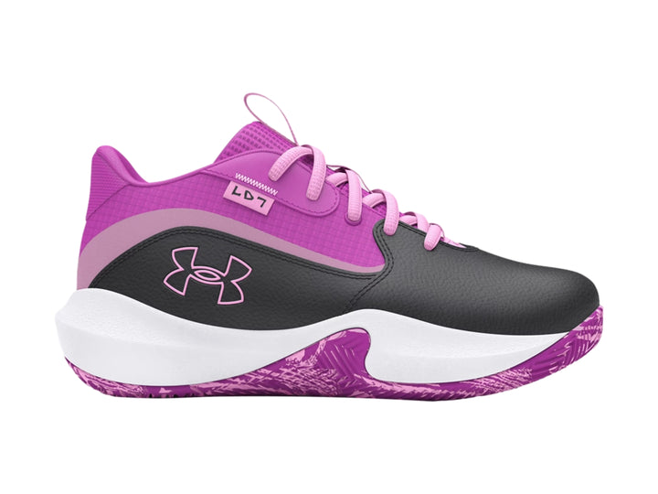Tenis de baloncesto Under Armour en colores gris y morado con suela blanca y detalles en morado.