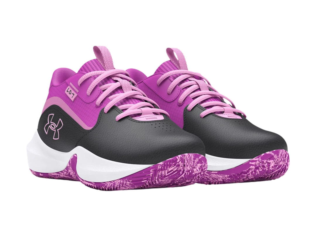 Tenis de baloncesto Under Armour en colores gris y morado con suela blanca y detalles en morado.