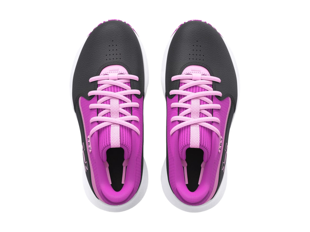 Tenis de baloncesto Under Armour en colores gris y morado con suela blanca y detalles en morado.