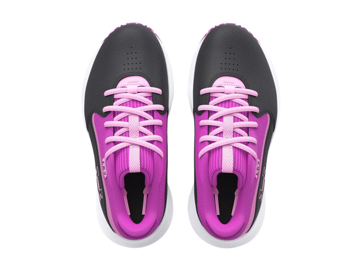Tenis de baloncesto Under Armour en colores gris y morado con suela blanca y detalles en morado.