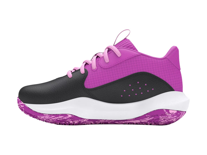 Tenis de baloncesto Under Armour en colores gris y morado con suela blanca y detalles en morado.