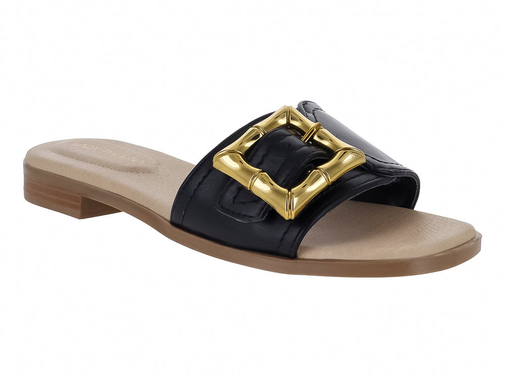 Sandalia plana color negro con hebilla dorada decorativa y suela color beige.