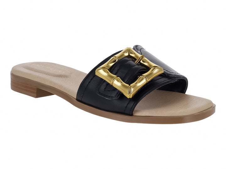 Sandalia plana color negro con hebilla dorada decorativa y suela color beige.