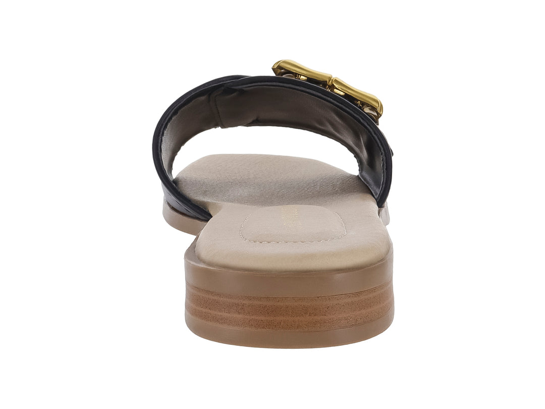 Sandalia plana color negro con hebilla dorada decorativa y suela color beige.