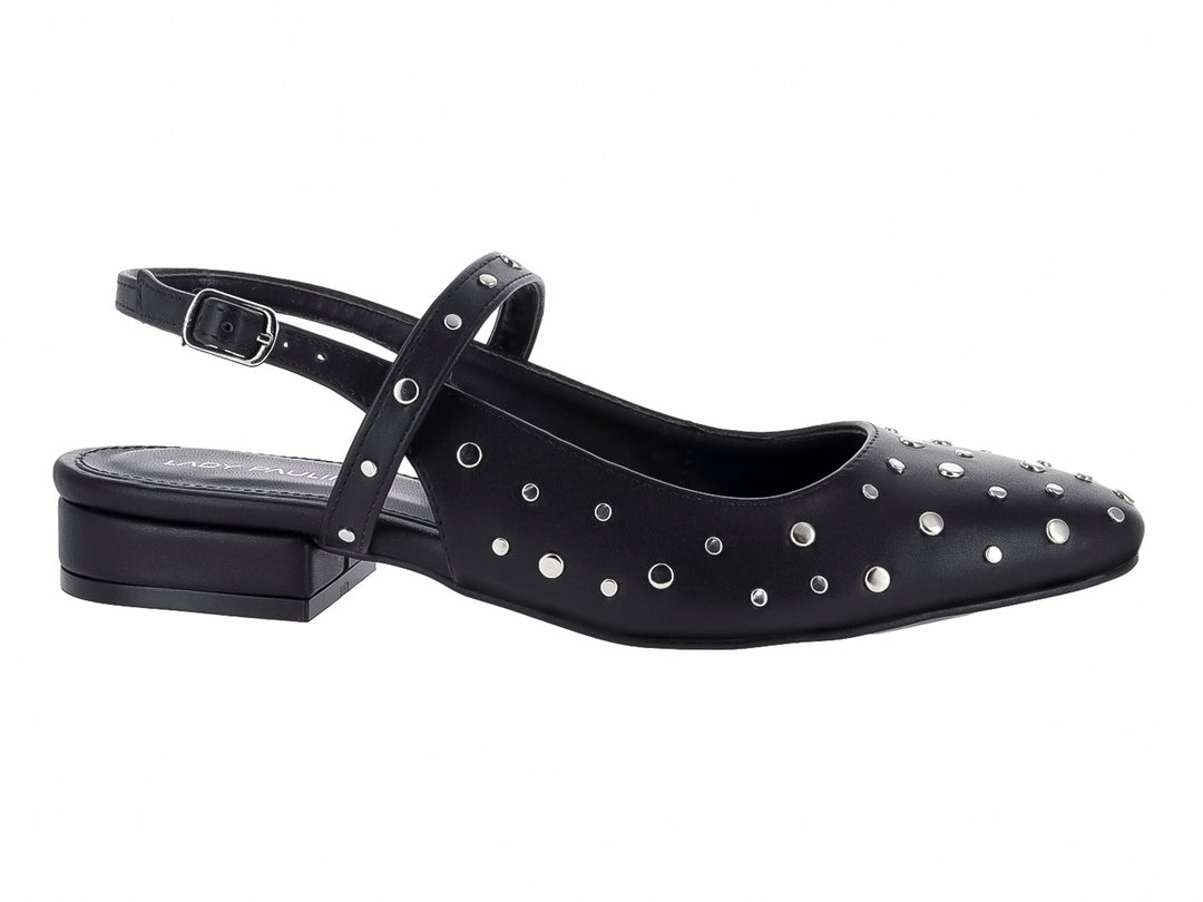 Zapato plano negro para mujer con correa y detalles de estoperoles plateados.