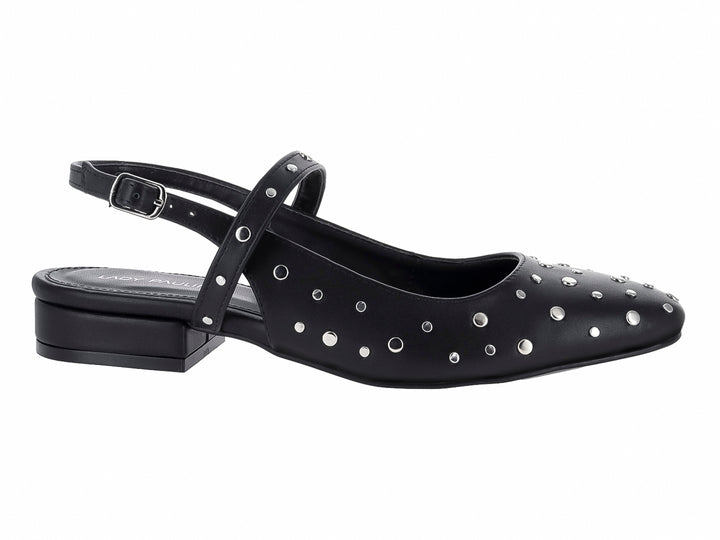 Zapato plano negro para mujer con correa y detalles de estoperoles plateados.
