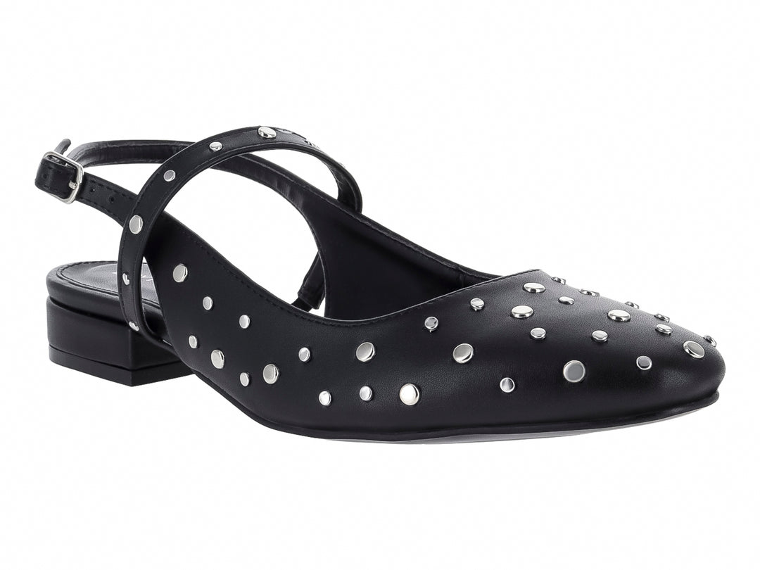 Zapato plano negro para mujer con correa y detalles de estoperoles plateados.