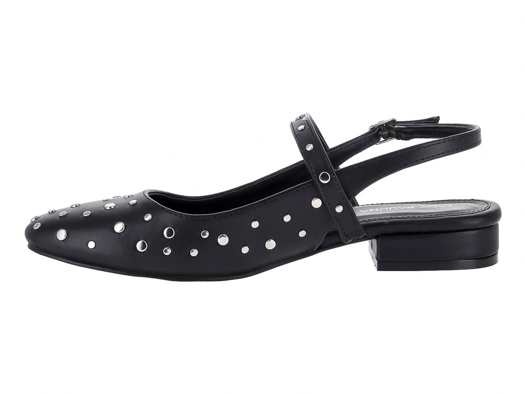 Zapato plano negro para mujer con correa y detalles de estoperoles plateados.