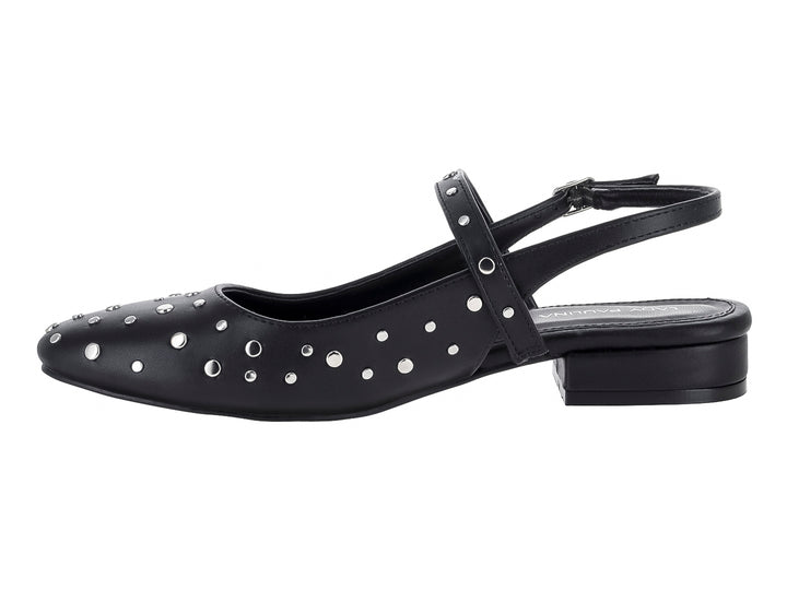 Zapato plano negro para mujer con correa y detalles de estoperoles plateados.