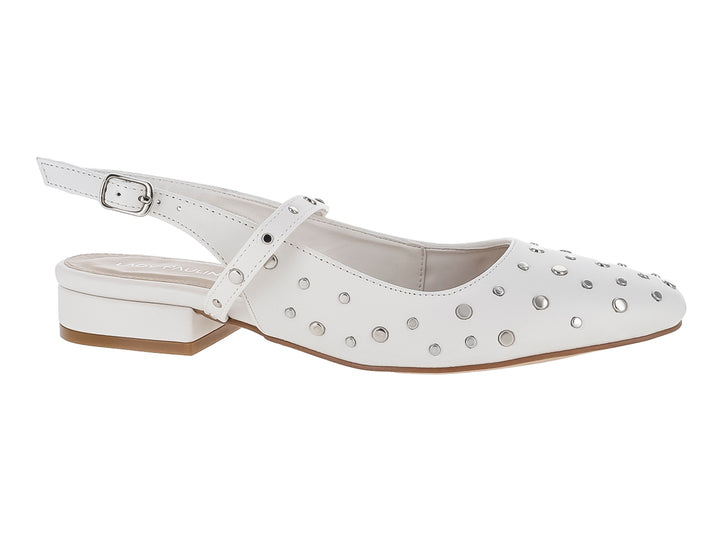 Zapato plano color blanco para mujer con detalles de estoperoles plateados y correa ajustable al tobillo.