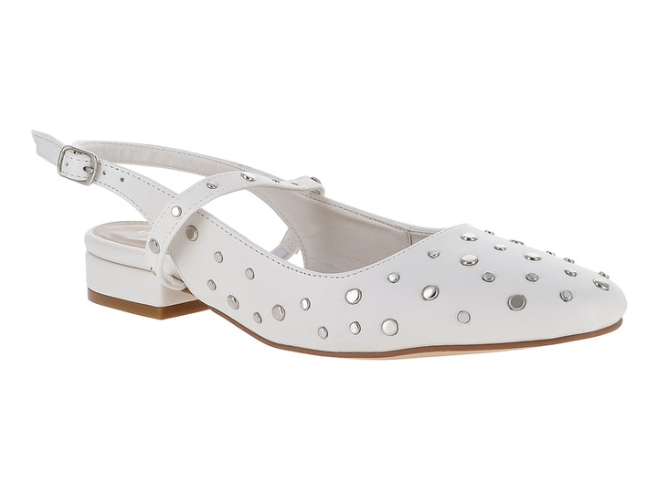 Zapato plano color blanco para mujer con detalles de estoperoles plateados y correa ajustable al tobillo.