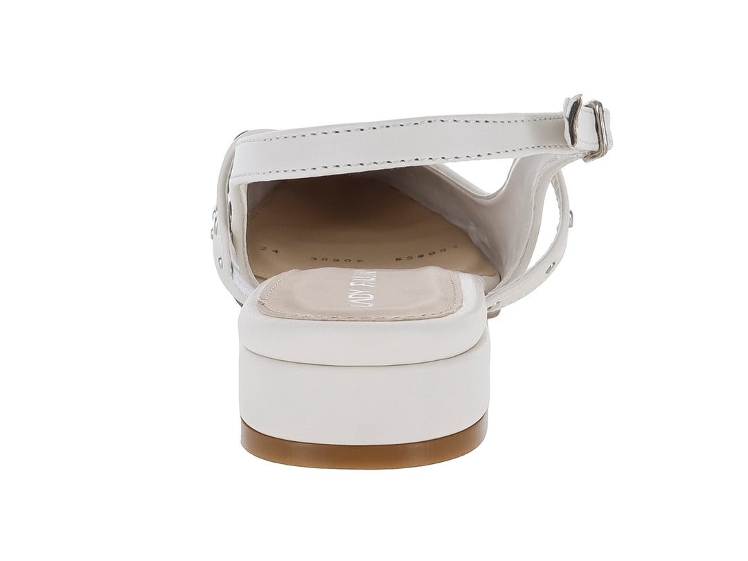 Zapato plano color blanco para mujer con detalles de estoperoles plateados y correa ajustable al tobillo.