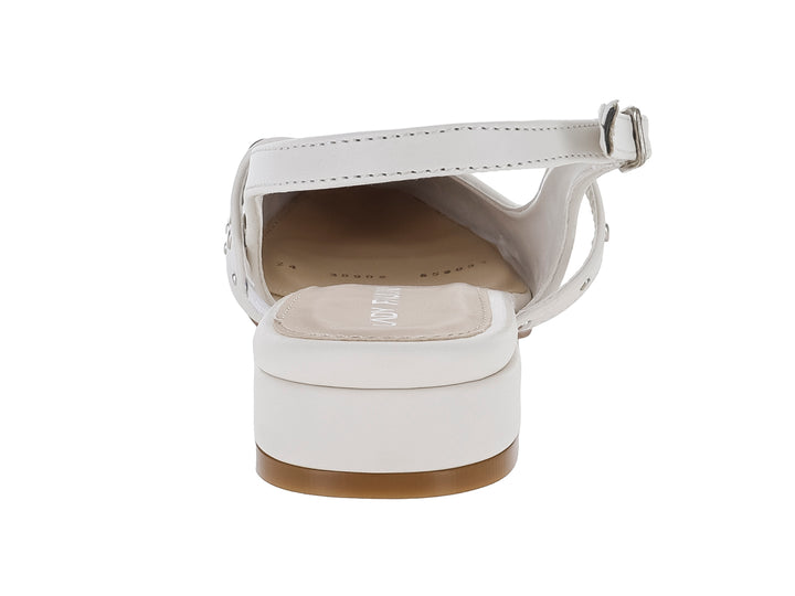 Zapato plano color blanco para mujer con detalles de estoperoles plateados y correa ajustable al tobillo.