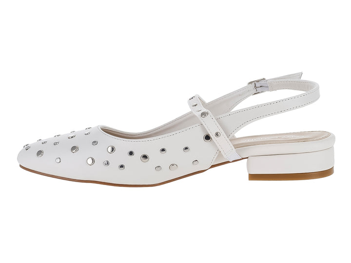 Zapato plano color blanco para mujer con detalles de estoperoles plateados y correa ajustable al tobillo.