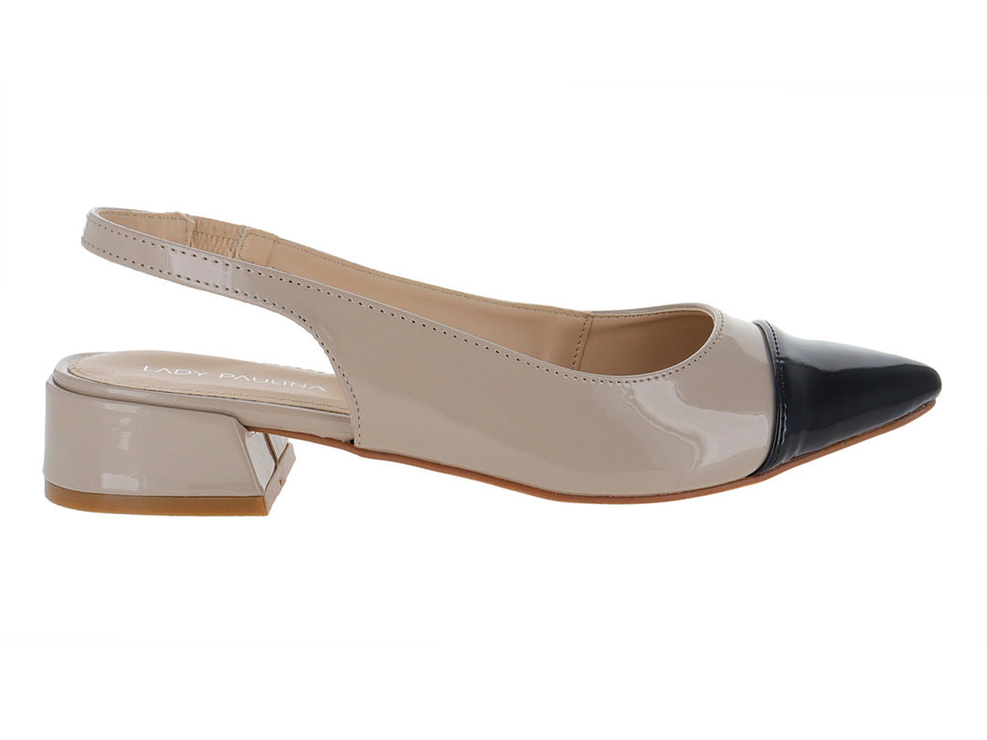 Zapato slingback color beige con punta negra y tacón cuadrado en acabado charol brillante.