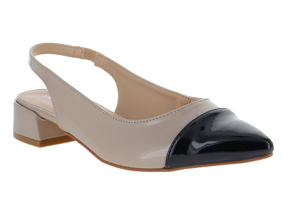 Zapato slingback color beige con punta negra y tacón cuadrado en acabado charol brillante.