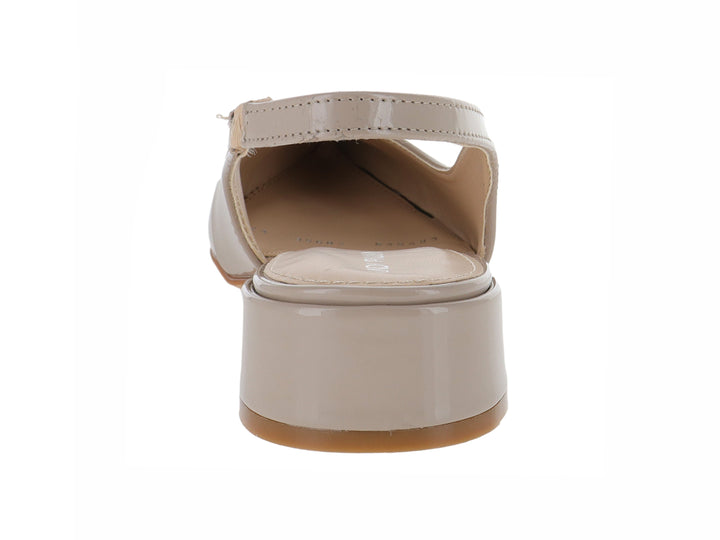 Zapato slingback color beige con punta negra y tacón cuadrado en acabado charol brillante.