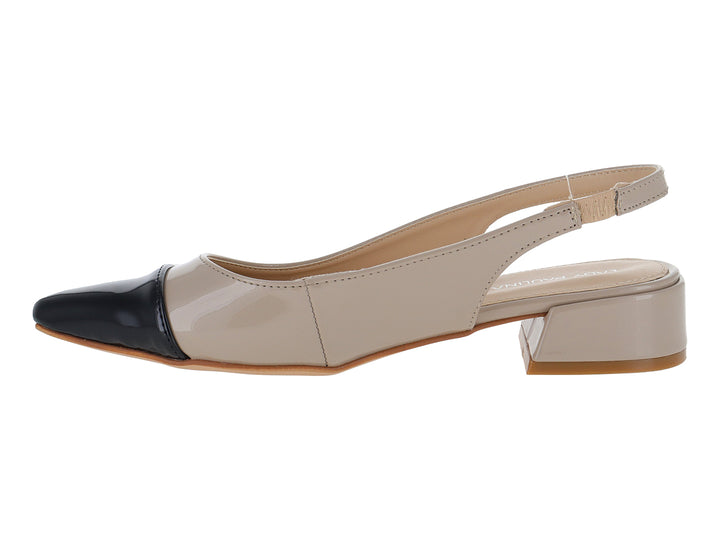 Zapato slingback color beige con punta negra y tacón cuadrado en acabado charol brillante.