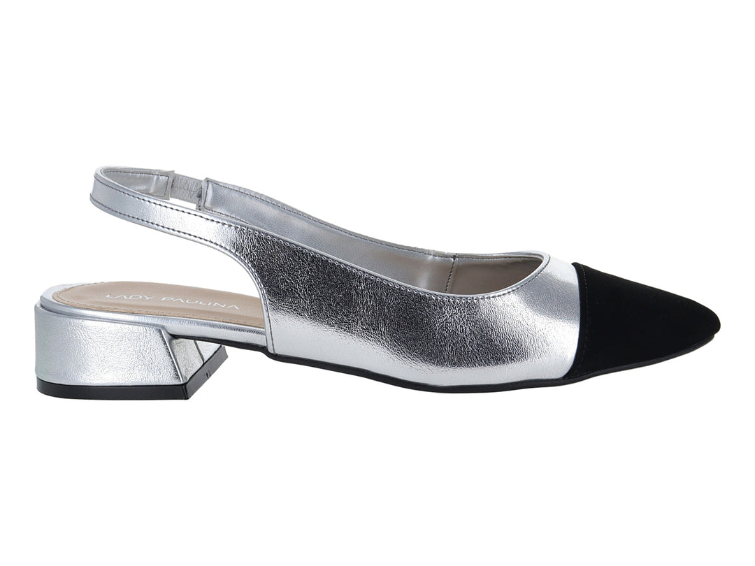 Zapato elegante para mujer color plata con punta negra, tacón bajo y correa posterior.